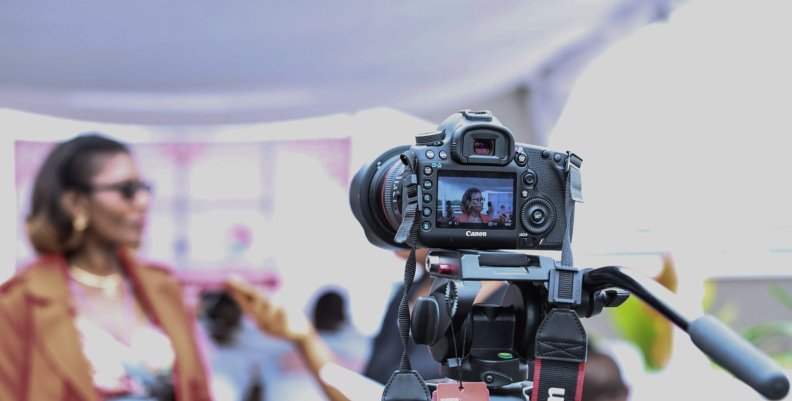 Equipo digital Una cámara en un trípode