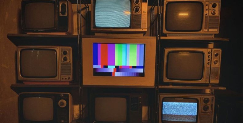 Audiencias Capital Pared llena de televisores antiguos