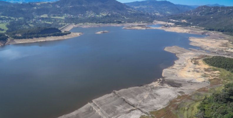 Cuerpo de agua con tierra a los extremos
