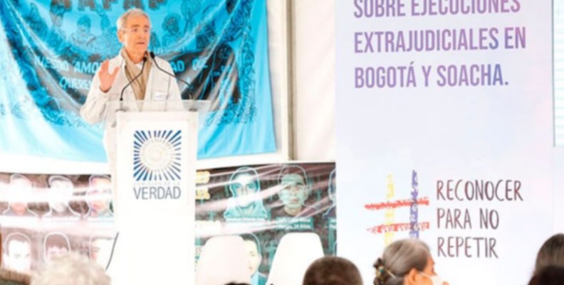 Comisión de la Verdad Padre Francisco de Reux en un atril vestido de blanco