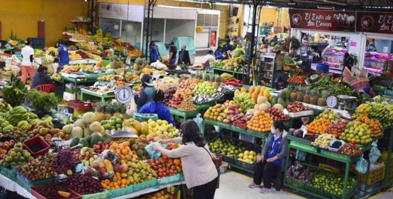 Martes de Mercado Plaza de mercado llena de mercado con frutas y verduras en estantes
