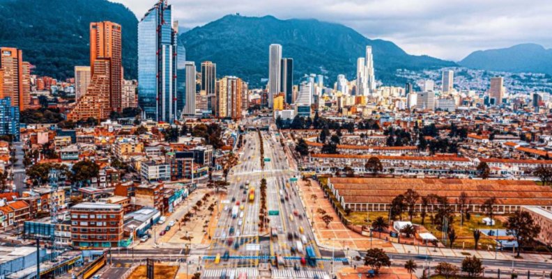 Bogotá Vista panorámica de Bogotá: edificios, cerros y carreteras