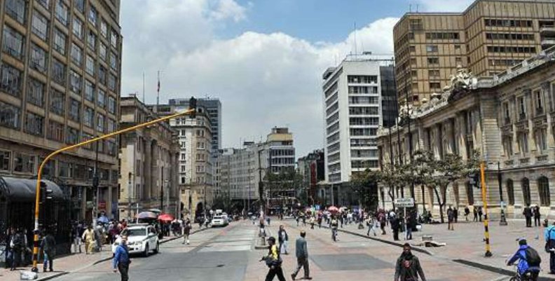 Hurtos en Bogotá Personas caminando por la calle