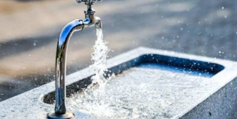 Grifo de agua abierto