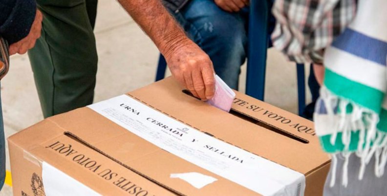 Ciudadanos votando en elecciones Urna de elecciones 2023