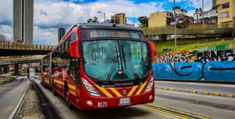 TransMilenio Bus de TransMilenio, color rojo, rodando por la calle