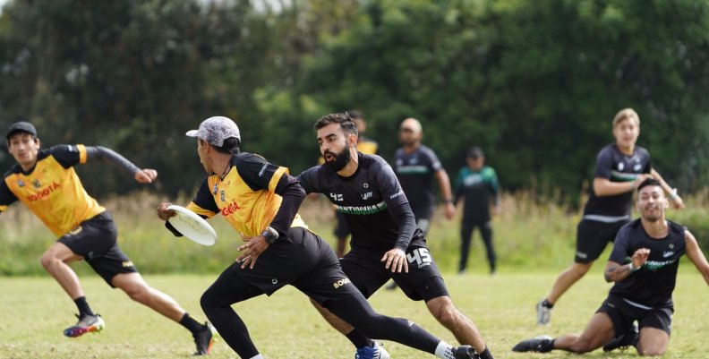Ultimate Hombres jugando con un frisbee