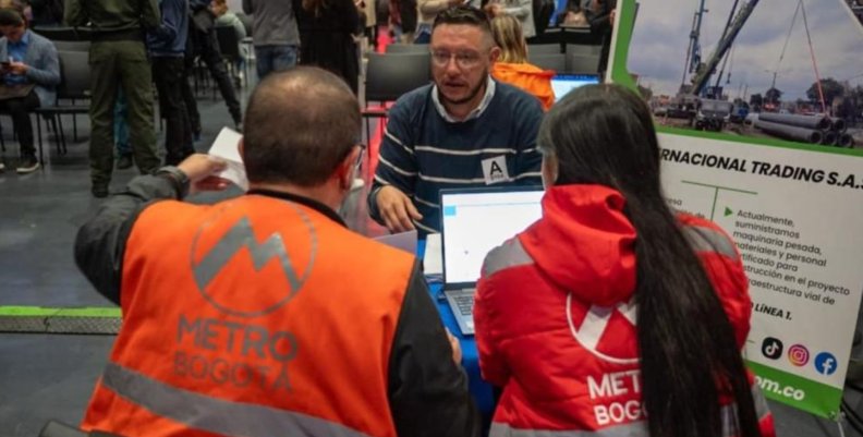 Vacantes laborales Una persona en una mesa, hablando con otras dos