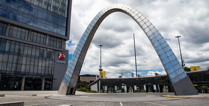 FILBo Arco de acero al frente de una taquilla de entradas