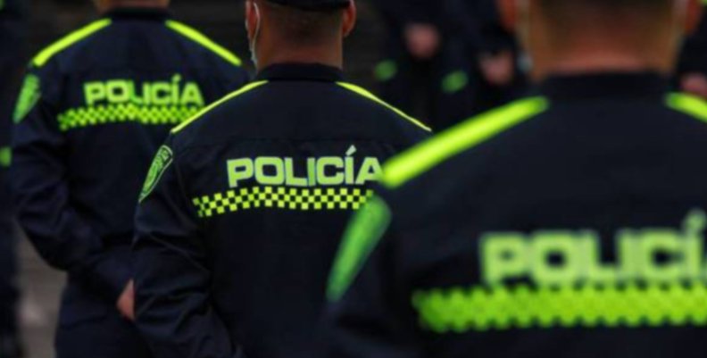 Autoridades buscan crear una policía local Hombres con el uniforme de la Policía Nacional en una formación