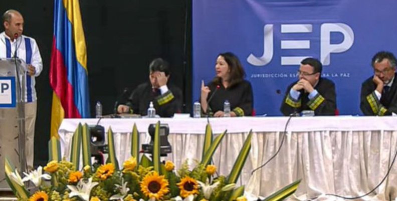 Fotografía de referencia. Tomada de la JEP. Jueces de la JEP sentados en una mesa blanca
