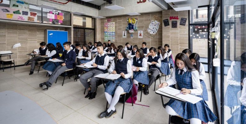 Estudiantes de colegio tomando clases Estudiantes de colegio tomando clases