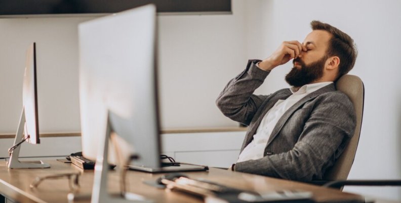 Hombre preocupado trabajando Hombre preocupado trabajando