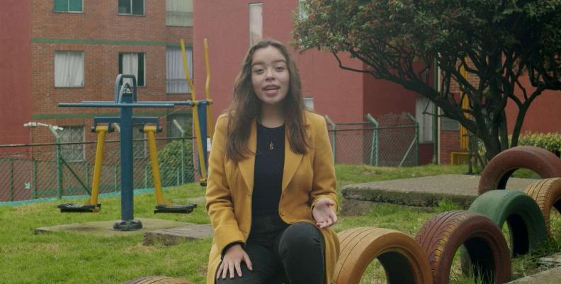 Mujer adolescente sentada en un parque