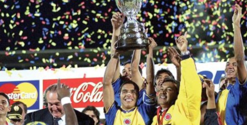 Copa América 2001 Futbolista levantando un trofeo