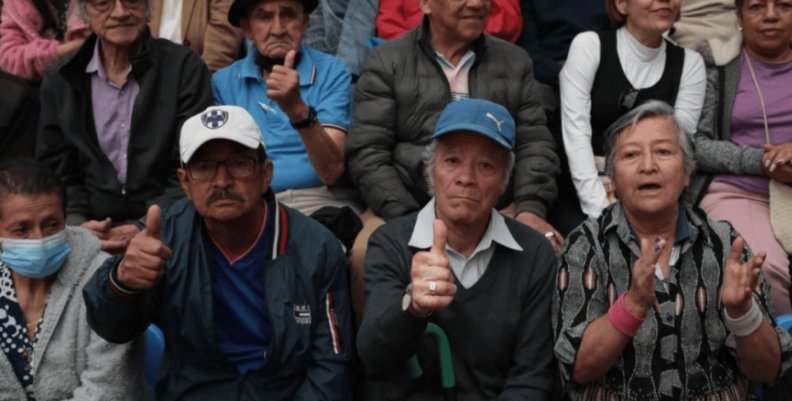 Subsidio para personas mayores Personas mayores mirando a cámara