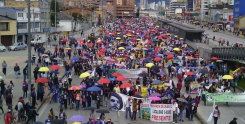 Paro Nacional Multitud de personas marchando