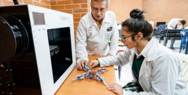 Docentes Alumno y profesora con batas de laboratorio