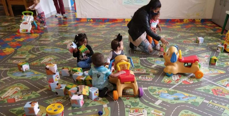 Mujer jugando con sus hijos