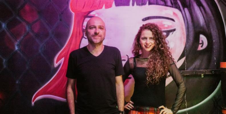 Nicolás Samper y Sofía Arrieta frente a un mural