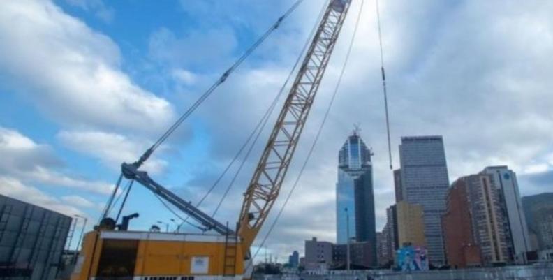 Terreno de construcción del Metro de Bogotá con maquinaria alrededor
