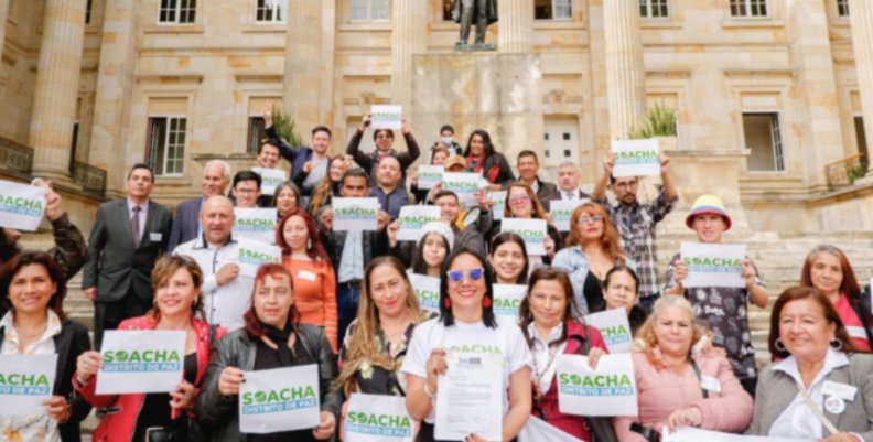 Fotografía de referencia | Tomada de @alexandravasoch. Mujeres paradas enfrente de la Casa de Nariño con carteles en las manos