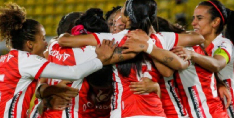 FOTO: Celebración Independiente Santa Fe | Dimayor Jugadoras de fútbol de uniforme rojo abrazándose