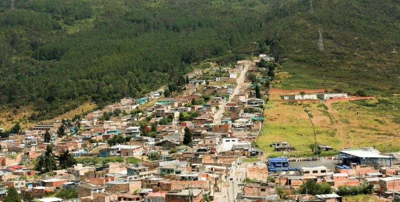 Usme Casas de ladrillo al frente de una montaña