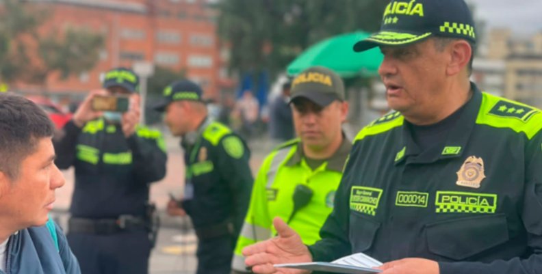 Policía Oficiales de Policía con uniforme azul y verde