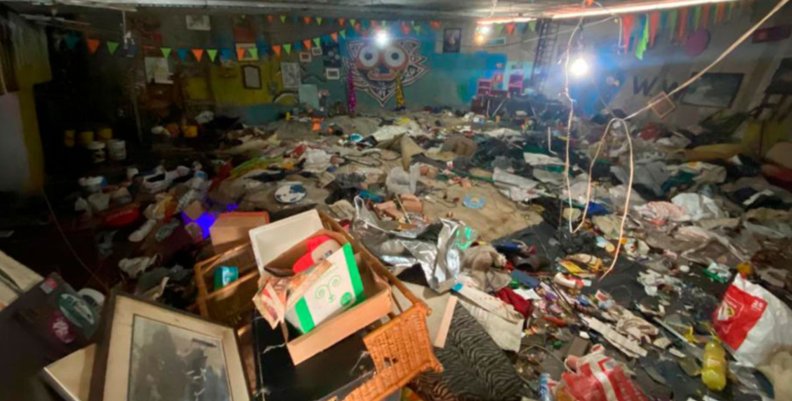 Habitación llena de basura