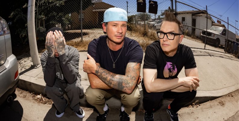 Blink-182 Tres hombres sentados en una acera