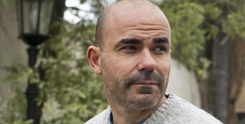 FILBo Hombre delante de unos árboles