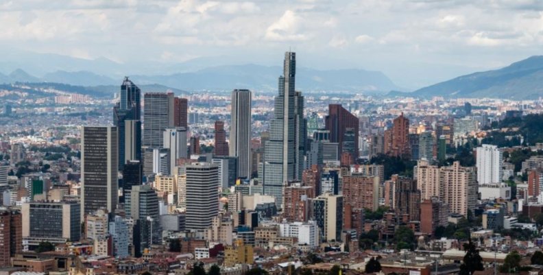 Bogotá Vista panorámica de Bogotá: rascacielos, edificios y cielo azul