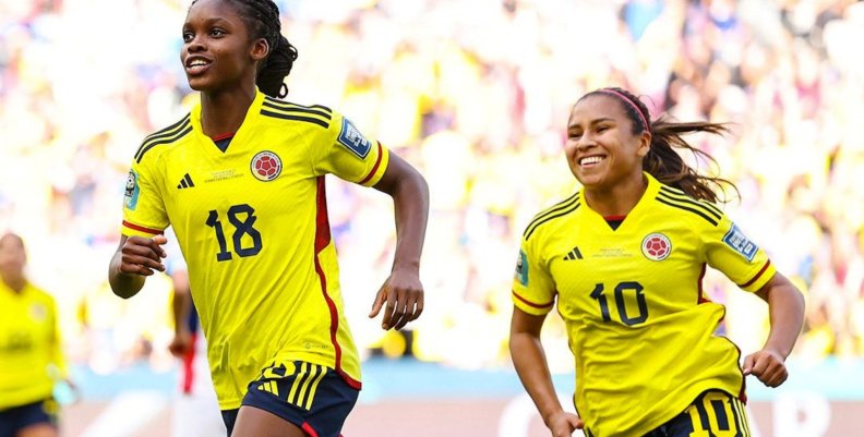 Fútbol femenino Dos mujeres con uniformes deportivos amarillos
