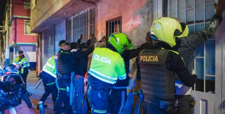 Policías requisando a ciudadanos