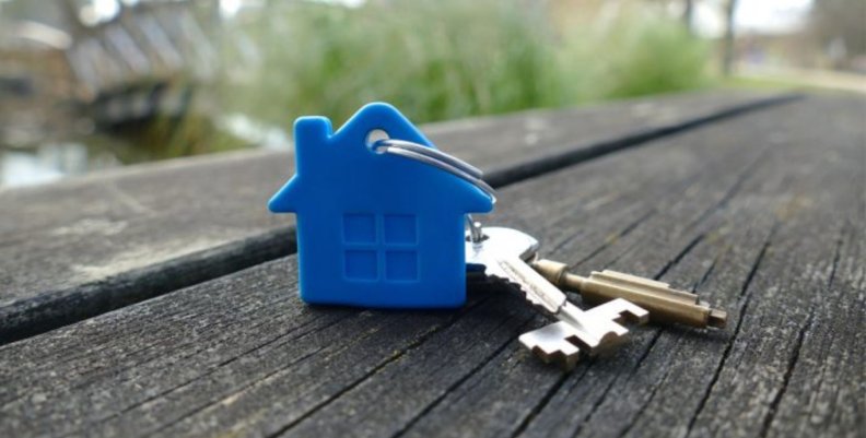 Familias recicladoras reciben paz y salvo de vivienda en Suba Llaves de una vivienda