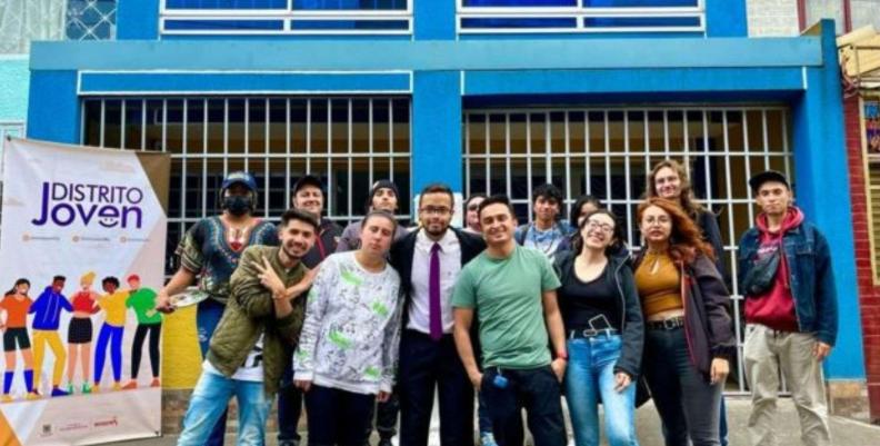 Jóvenes de 'Parceros por Bogotá' al frente de una casa azul