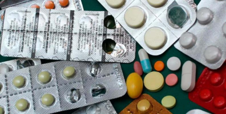 Mesa con diferentes medicamentos encima