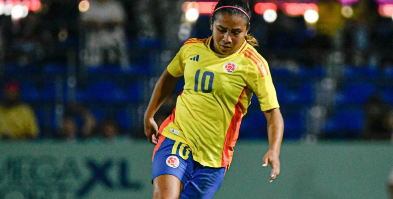 Leicy Santos Jugadora de fútbol con uniforme amarillo