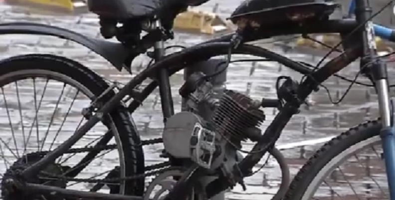 Domiciliarios Bicicleta negra con un motor hechizo