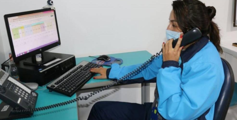 Salud mental Mujer contestando una llamada
