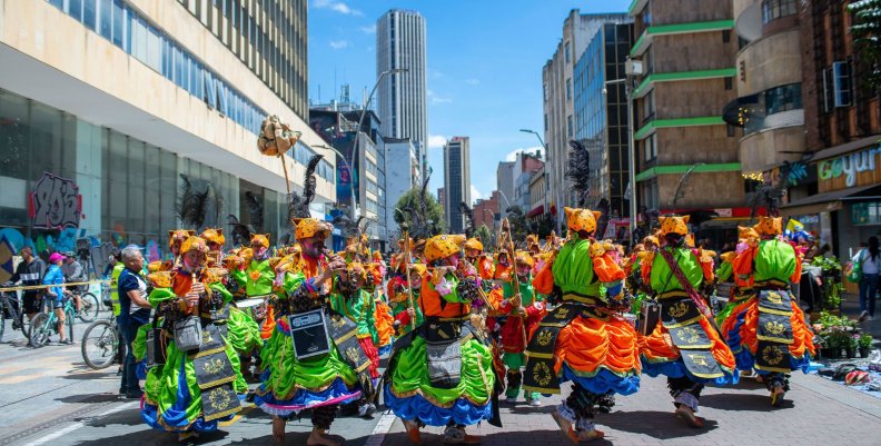 Festival Danza en la Ciudad Personas usando trajes típicos de colores bailando en la calle