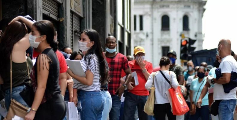 Desempleo Personas haciendo fila con carpetas en las manos