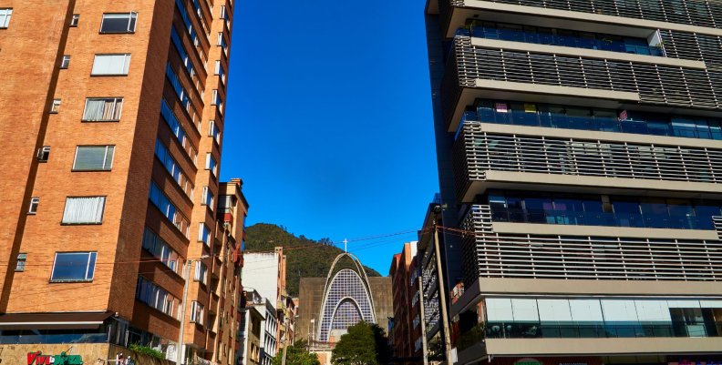 Audiencias Capital Paisaje de una iglesia en medio de dos edificios.