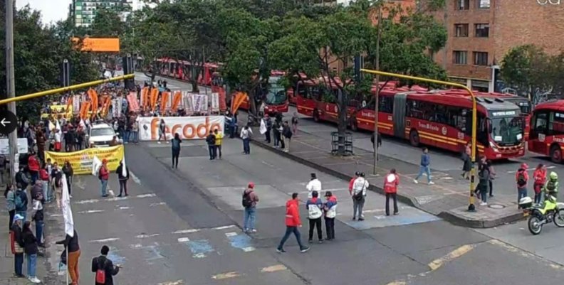 Movilizaciones en Bogotá Un grupo de personas caminando en la calle con pancartas