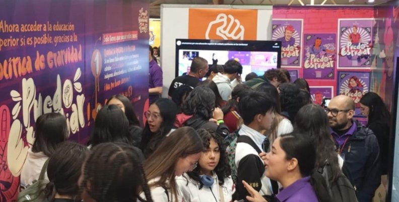 Expo Estudiante Nacional Personas en un pasillo