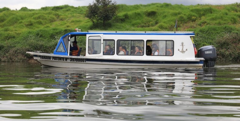Río Bogotá Un bote blanco flotando en un río