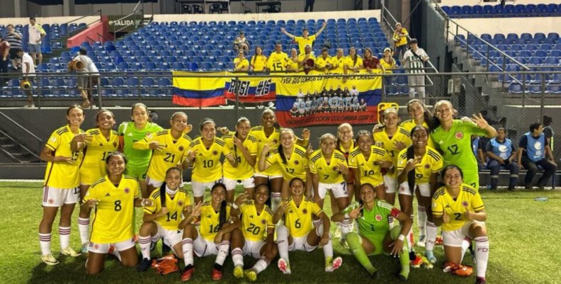Sudamericano Sub-17 Mujeres con uniforme amarillo en una cancha de fútbol