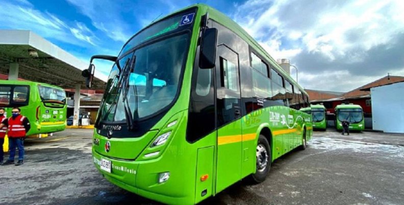 TransMilenio Bus verde en la carretera