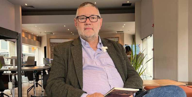 Federico Díaz Granados Un hombre sentado en una poltrona, sosteniendo un libro en la mano